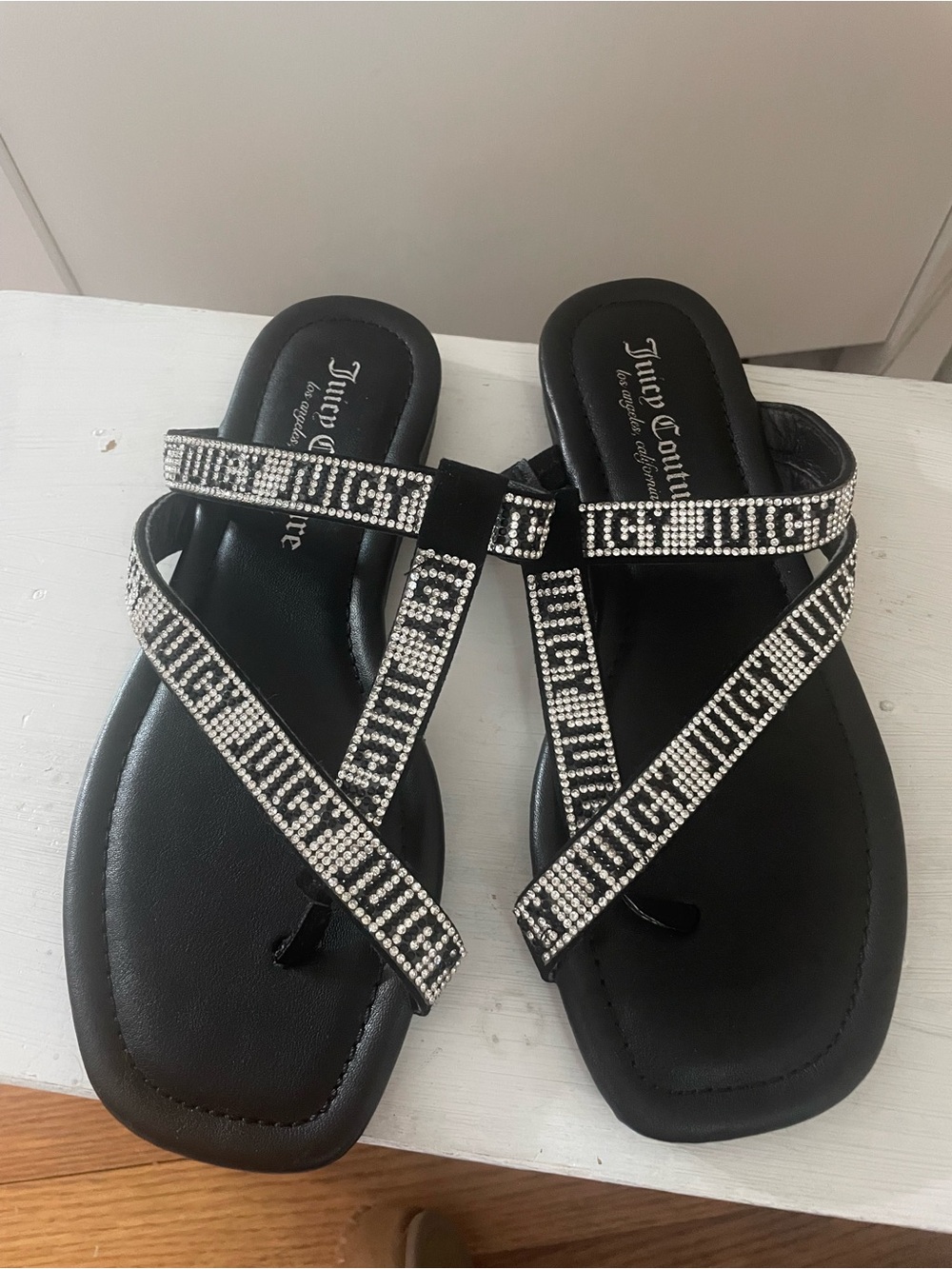 NWOT Juicy Couture Black Rhinestone-Trim Thong Sandals Size 6 - Picture 2 of 4